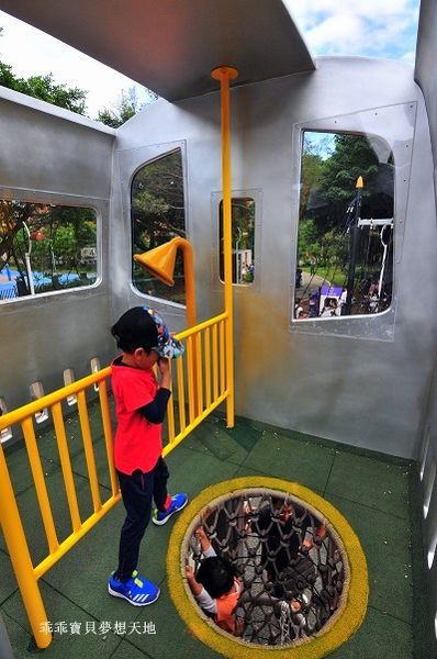 捷運溜滑梯-6.JPG