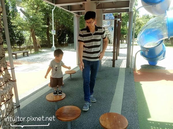 林口樂活公園梅花樁1.jpg 林口樂活公園梅花樁1.jpg