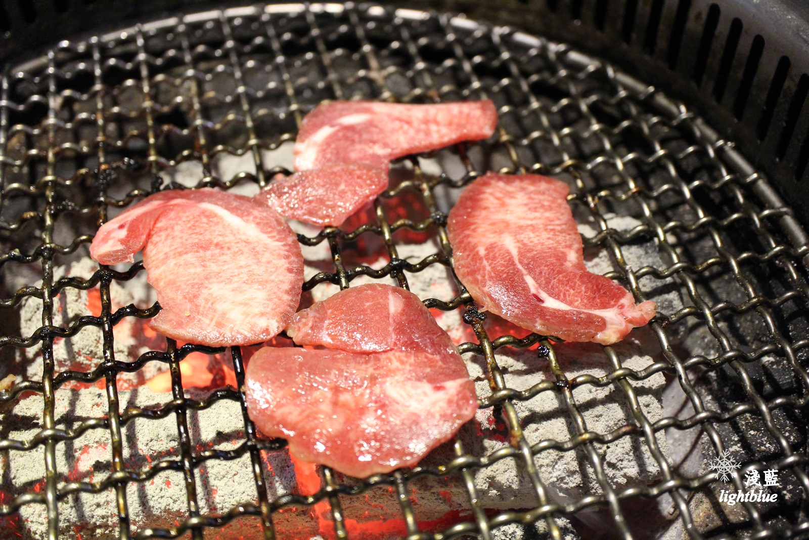 [ 市府站美食 ] 淺藍 × 好客燒烤台北市府店～下班後來去點餐式海鮮燒烤及沙拉吧吃到飽，還有啤酒／調酒無限暢飲