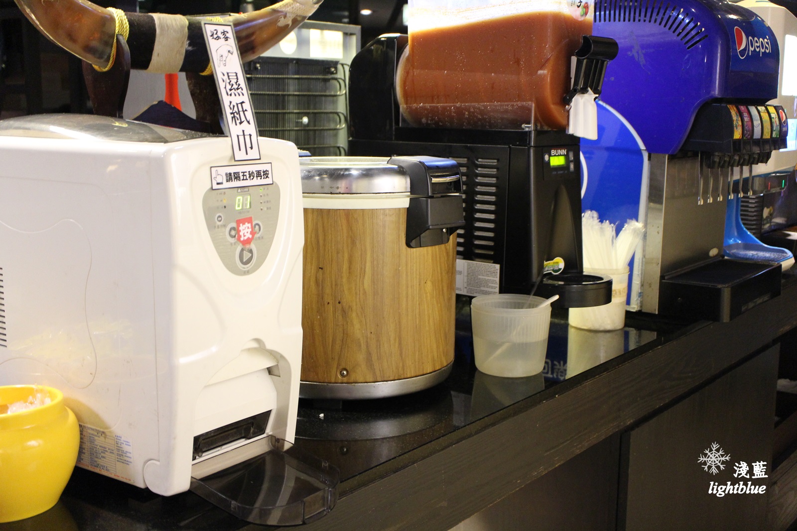 [ 市府站美食 ] 淺藍 × 好客燒烤台北市府店～下班後來去點餐式海鮮燒烤及沙拉吧吃到飽，還有啤酒／調酒無限暢飲