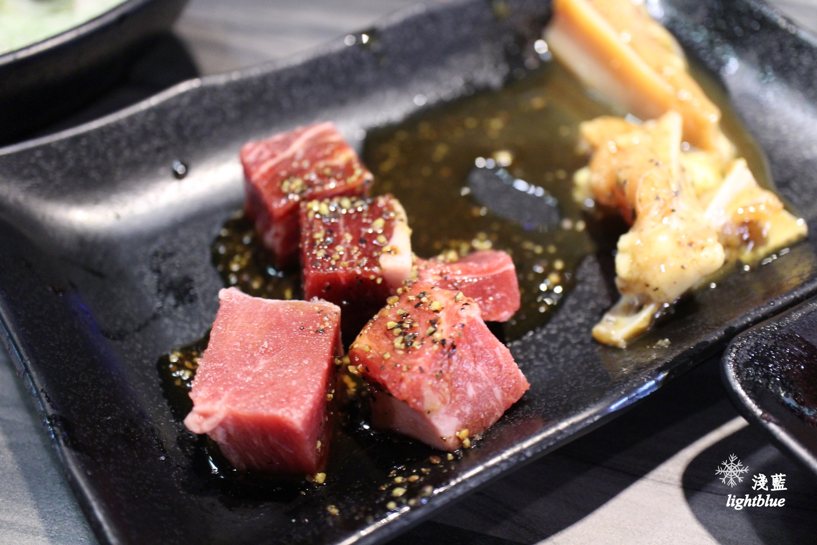 [ 市府站美食 ] 淺藍 × 好客燒烤台北市府店～下班後來去點餐式海鮮燒烤及沙拉吧吃到飽，還有啤酒／調酒無限暢飲