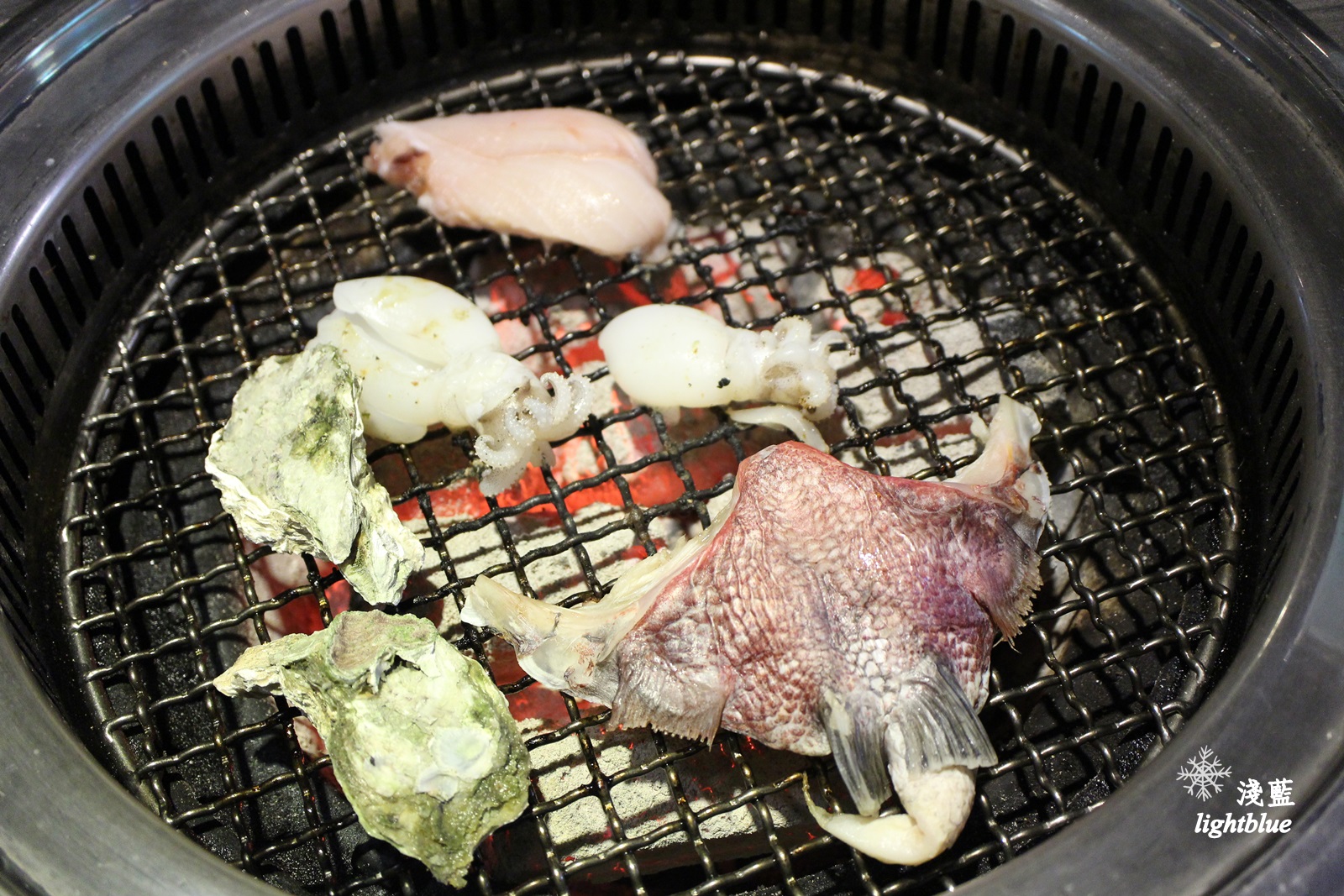 [ 市府站美食 ] 淺藍 × 好客燒烤台北市府店～下班後來去點餐式海鮮燒烤及沙拉吧吃到飽，還有啤酒／調酒無限暢飲