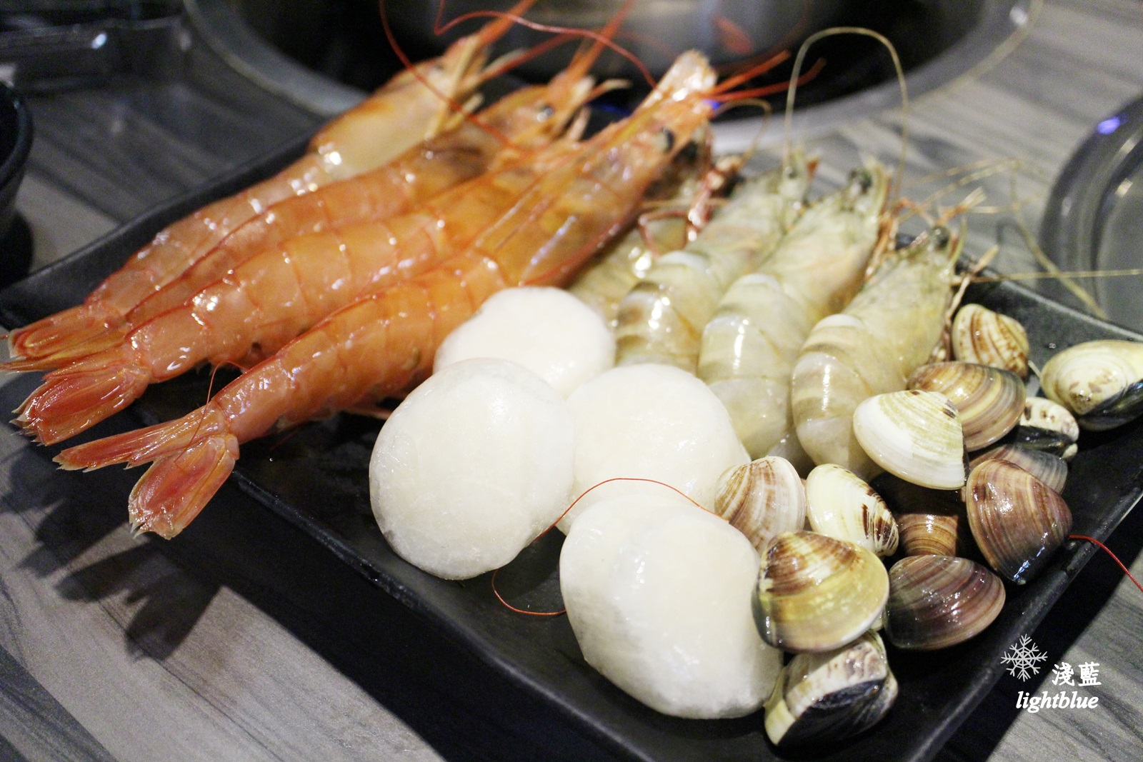 [ 市府站美食 ] 淺藍 × 好客燒烤台北市府店～下班後來去點餐式海鮮燒烤及沙拉吧吃到飽，還有啤酒／調酒無限暢飲