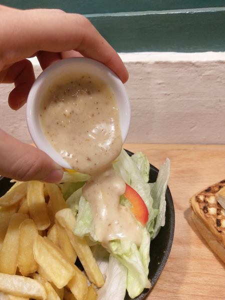 Between brunch：Between brunch-位在中清路巷底的老屋建築 貓店長跟老闆親切的招呼著每一位來的客人 雖然餐點不算特優 但環境令人流連