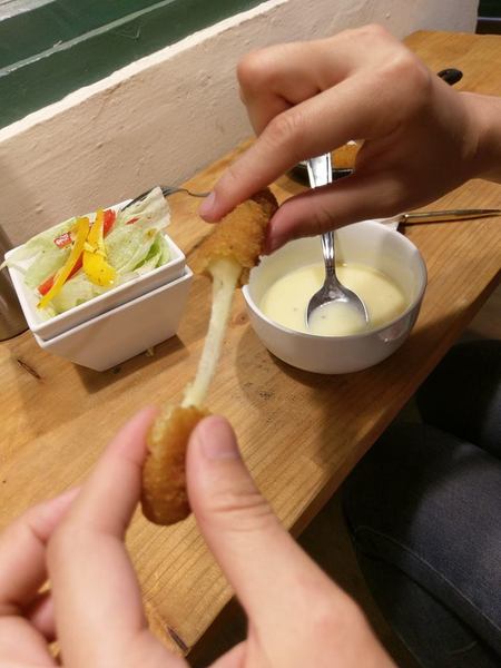 Between brunch：Between brunch-位在中清路巷底的老屋建築 貓店長跟老闆親切的招呼著每一位來的客人 雖然餐點不算特優 但環境令人流連