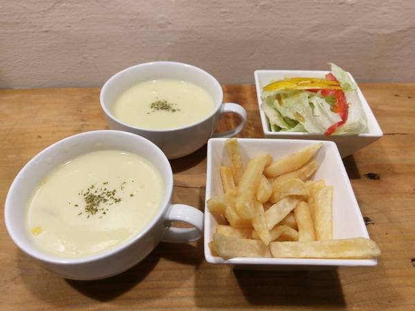 Between brunch：Between brunch-位在中清路巷底的老屋建築 貓店長跟老闆親切的招呼著每一位來的客人 雖然餐點不算特優 但環境令人流連