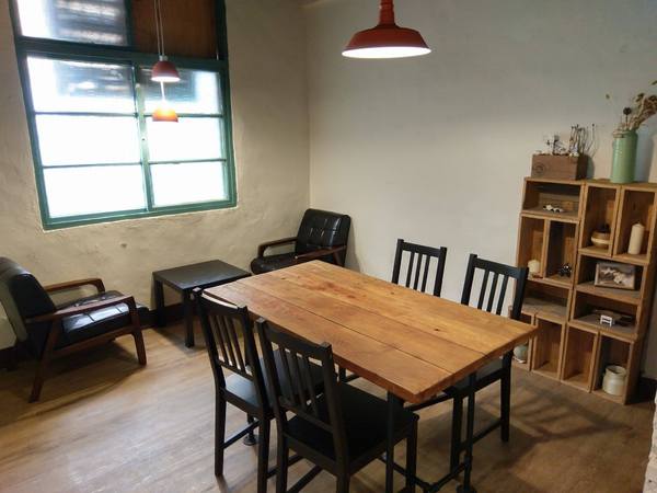 Between brunch：Between brunch-位在中清路巷底的老屋建築 貓店長跟老闆親切的招呼著每一位來的客人 雖然餐點不算特優 但環境令人流連