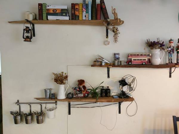 Between brunch：Between brunch-位在中清路巷底的老屋建築 貓店長跟老闆親切的招呼著每一位來的客人 雖然餐點不算特優 但環境令人流連