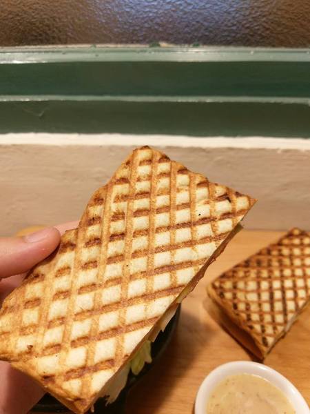 Between brunch：Between brunch-位在中清路巷底的老屋建築 貓店長跟老闆親切的招呼著每一位來的客人 雖然餐點不算特優 但環境令人流連