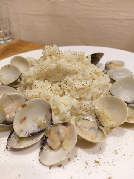 Between brunch：Between brunch-位在中清路巷底的老屋建築 貓店長跟老闆親切的招呼著每一位來的客人 雖然餐點不算特優 但環境令人流連