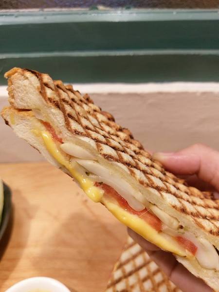 Between brunch：Between brunch-位在中清路巷底的老屋建築 貓店長跟老闆親切的招呼著每一位來的客人 雖然餐點不算特優 但環境令人流連