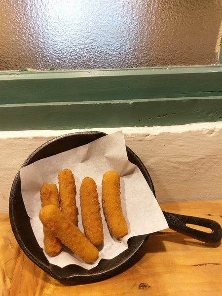 Between brunch：Between brunch-位在中清路巷底的老屋建築 貓店長跟老闆親切的招呼著每一位來的客人 雖然餐點不算特優 但環境令人流連