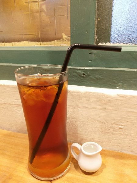 Between brunch：Between brunch-位在中清路巷底的老屋建築 貓店長跟老闆親切的招呼著每一位來的客人 雖然餐點不算特優 但環境令人流連