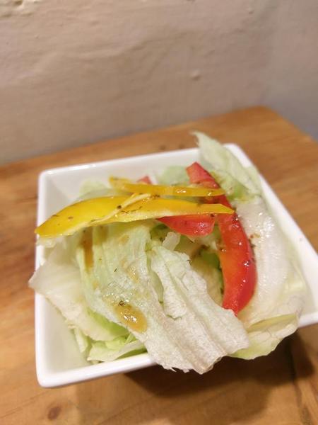 Between brunch：Between brunch-位在中清路巷底的老屋建築 貓店長跟老闆親切的招呼著每一位來的客人 雖然餐點不算特優 但環境令人流連