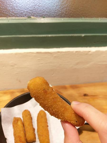 Between brunch：Between brunch-位在中清路巷底的老屋建築 貓店長跟老闆親切的招呼著每一位來的客人 雖然餐點不算特優 但環境令人流連