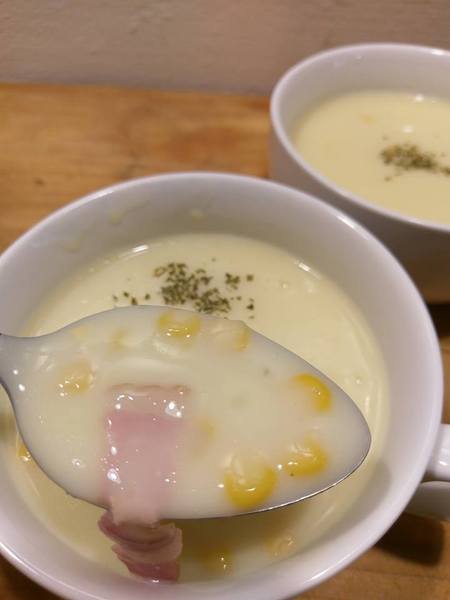 Between brunch：Between brunch-位在中清路巷底的老屋建築 貓店長跟老闆親切的招呼著每一位來的客人 雖然餐點不算特優 但環境令人流連