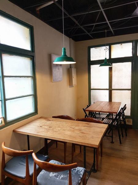 Between brunch：Between brunch-位在中清路巷底的老屋建築 貓店長跟老闆親切的招呼著每一位來的客人 雖然餐點不算特優 但環境令人流連