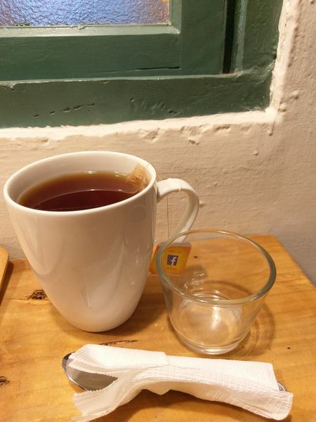 Between brunch：Between brunch-位在中清路巷底的老屋建築 貓店長跟老闆親切的招呼著每一位來的客人 雖然餐點不算特優 但環境令人流連