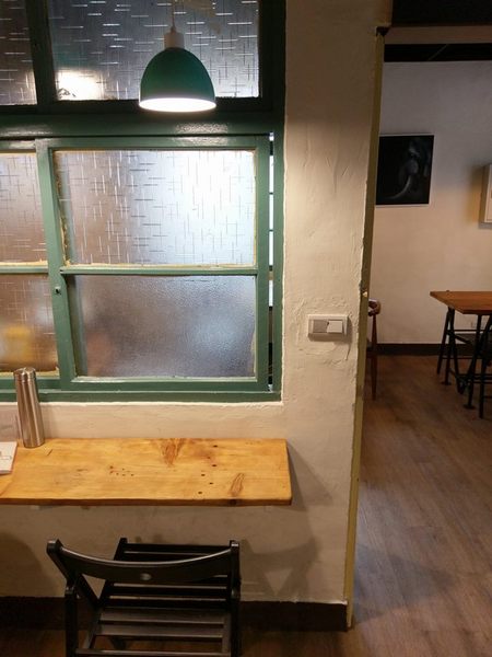 Between brunch：Between brunch-位在中清路巷底的老屋建築 貓店長跟老闆親切的招呼著每一位來的客人 雖然餐點不算特優 但環境令人流連
