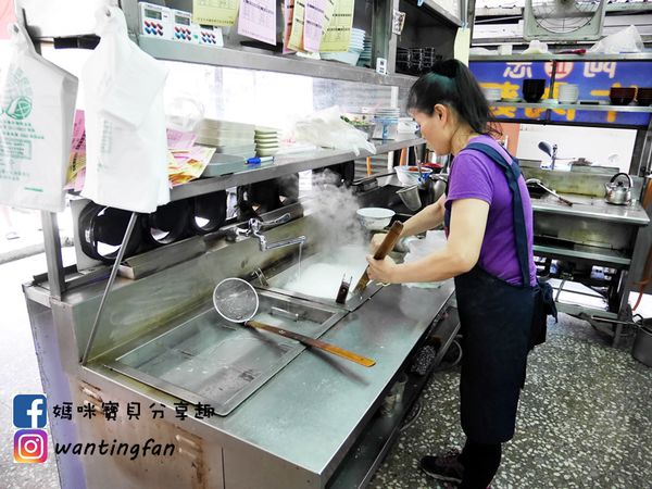 【新莊牛肉麵】阿忠牛肉麵 牛骨熬製安心湯底 平價大份量 飄香30年老店 (18).JPG