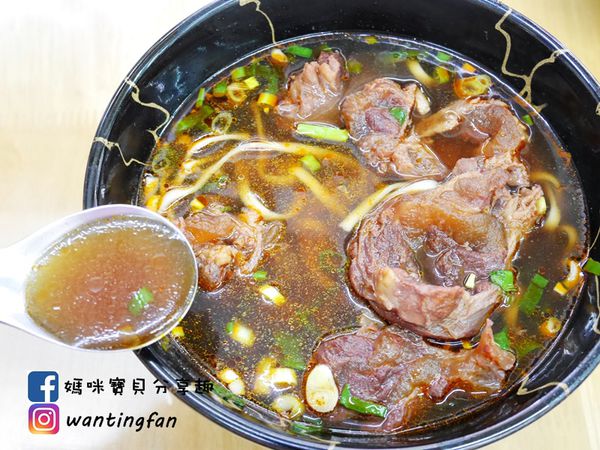 【新莊牛肉麵】阿忠牛肉麵 牛骨熬製安心湯底 平價大份量 飄香30年老店 (11).JPG