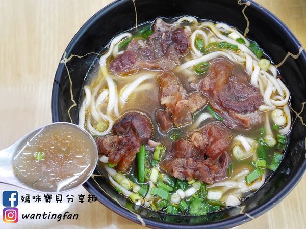 【新莊牛肉麵】阿忠牛肉麵 牛骨熬製安心湯底 平價大份量 飄香30年老店 (13).JPG