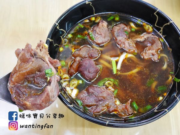 【新莊牛肉麵】阿忠牛肉麵 牛骨熬製安心湯底 平價大份量 飄香30年老店 (10).JPG