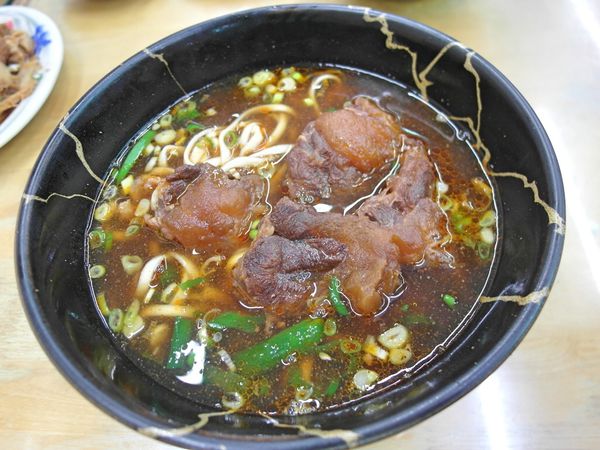 阿忠牛肉麵:❤️美食❤️【新北。新莊】阿忠牛肉麵 ★清脆高麗菜水餃/台灣牛骨熬煮湯頭/愛評體驗團