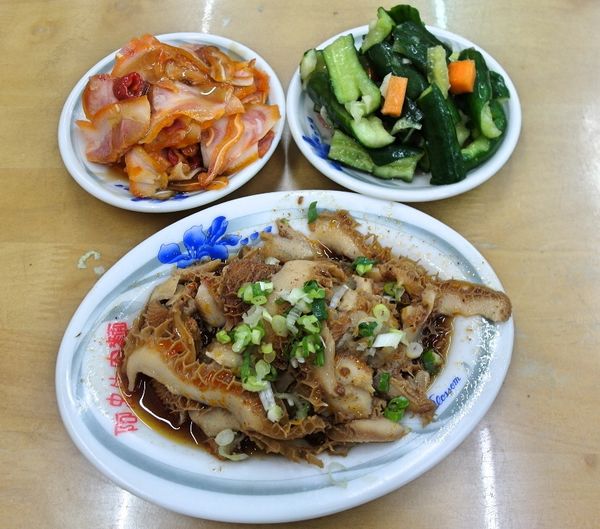 阿忠牛肉麵:❤️美食❤️【新北。新莊】阿忠牛肉麵 ★清脆高麗菜水餃/台灣牛骨熬煮湯頭/愛評體驗團