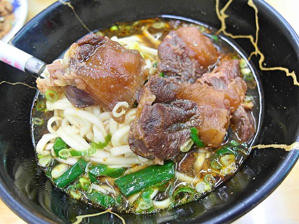 阿忠牛肉麵:❤️美食❤️【新北。新莊】阿忠牛肉麵 ★清脆高麗菜水餃/台灣牛骨熬煮湯頭/愛評體驗團