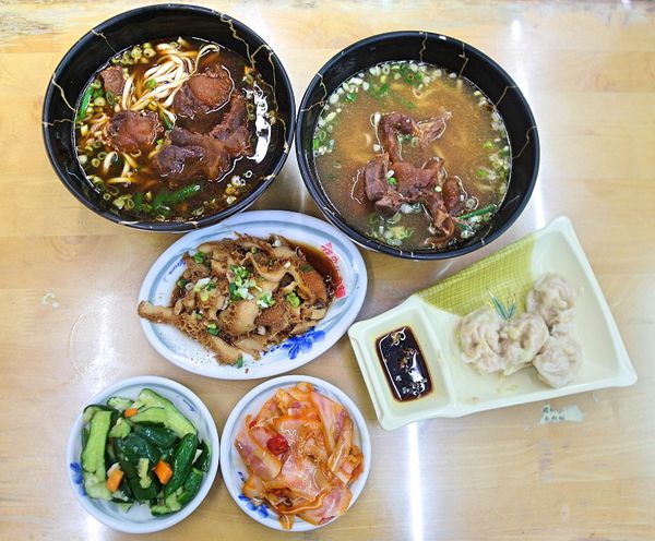 阿忠牛肉麵:❤️美食❤️【新北。新莊】阿忠牛肉麵 ★清脆高麗菜水餃/台灣牛骨熬煮湯頭/愛評體驗團