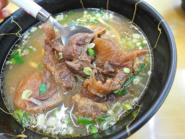 阿忠牛肉麵:❤️美食❤️【新北。新莊】阿忠牛肉麵 ★清脆高麗菜水餃/台灣牛骨熬煮湯頭/愛評體驗團