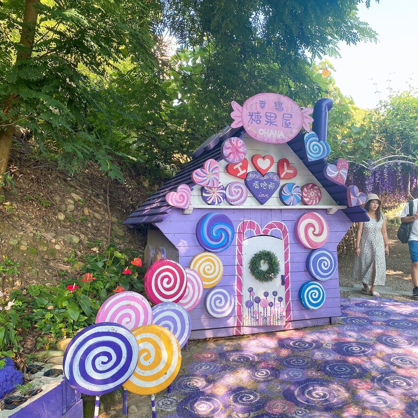 苗栗人氣夢幻的紫色咖啡廳—噢哈娜咖啡屋，高達10個打卡景點任你拍，快揪姊妹一起來