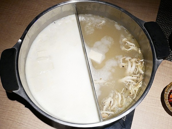 星洲火鍋:星洲火鍋-高雄左營特色火鍋 新加坡風的單點式鍋物 湯頭食材都是一絕 lounge Bar的用餐氛圍超加分 記得要試試特調飲品 內文有魔術影片 (愛評體驗券) 星洲火鍋:星洲火鍋-高雄左營特色火鍋 新加坡風的單點式鍋物 湯頭食材都是一絕 lounge Bar的用餐氛圍超加分 記得要試試特調飲品 內文有魔術影片 (愛評體驗券)