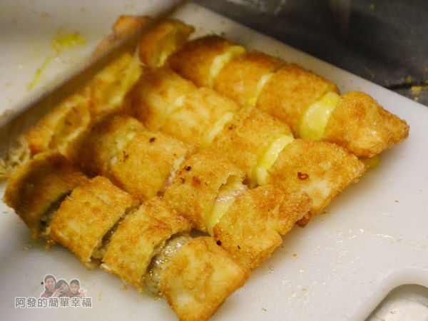 騎士現炸起司捲09-炸好切段的起司捲