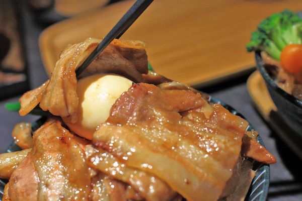 【桃園餐廳】開丼燒肉vs丼飯-主菜滿到爆出來的超邪惡丼飯