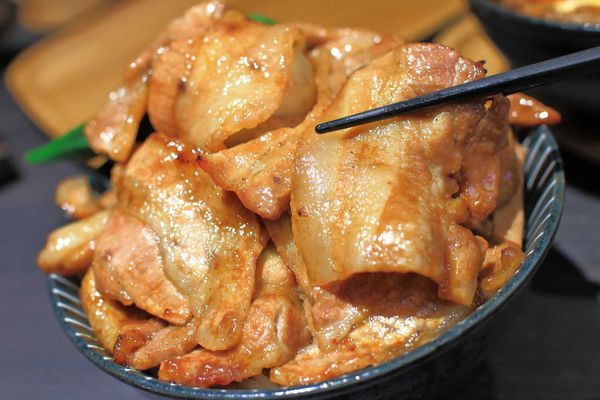 【桃園餐廳】開丼燒肉vs丼飯-主菜滿到爆出來的超邪惡丼飯