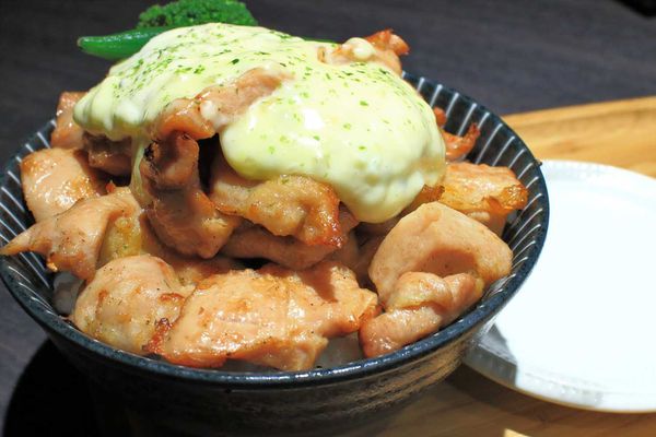 【桃園餐廳】開丼燒肉vs丼飯-主菜滿到爆出來的超邪惡丼飯