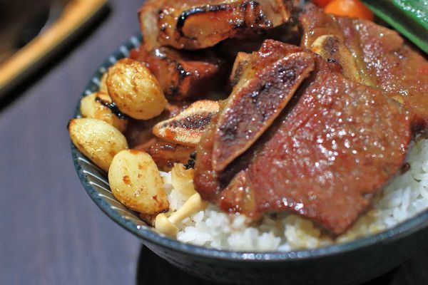【桃園餐廳】開丼燒肉vs丼飯-主菜滿到爆出來的超邪惡丼飯
