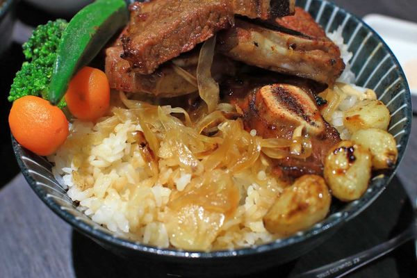 【桃園餐廳】開丼燒肉vs丼飯-主菜滿到爆出來的超邪惡丼飯