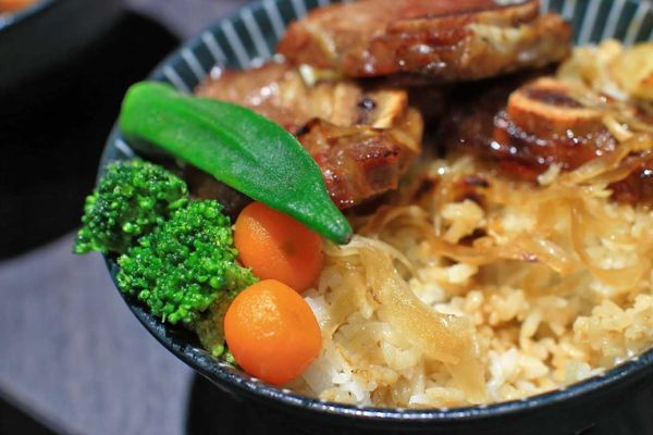 【桃園餐廳】開丼燒肉vs丼飯-主菜滿到爆出來的超邪惡丼飯