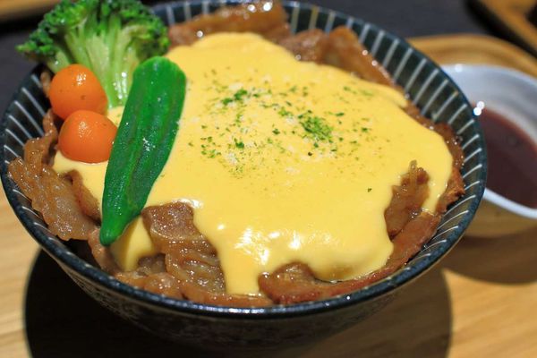 【桃園餐廳】開丼燒肉vs丼飯-主菜滿到爆出來的超邪惡丼飯