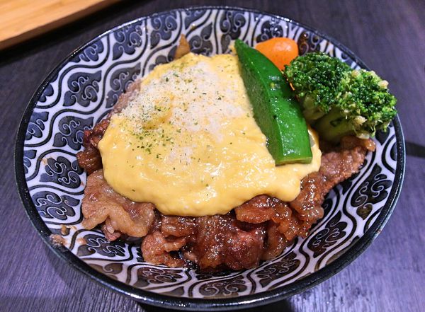 開丼 燒肉vs丼飯(桃園ATT店):❤️美食❤️【桃園。桃園區】開丼 燒肉vs丼飯/桃園ATT店 ★地表最強燒肉丼/堆疊如山/愛評體驗團