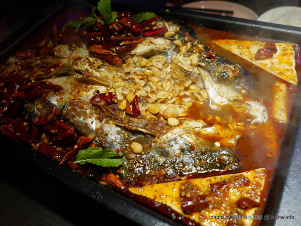 水貨：【食記】台中夜店風-水貨-真的炭火烤魚-台灣一號店-Seahood charcal grilled fish@南屯公益公園 : 傳說中的諸葛烤魚？ 類似壽喜燒作法的川味料理!