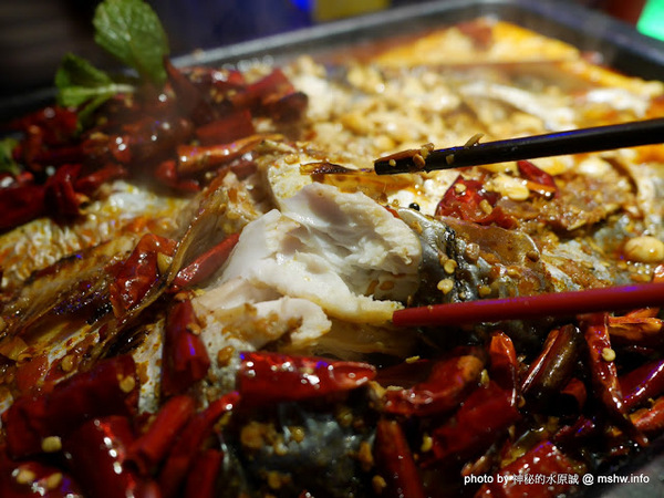 水貨：【食記】台中夜店風-水貨-真的炭火烤魚-台灣一號店-Seahood charcal grilled fish@南屯公益公園 : 傳說中的諸葛烤魚？ 類似壽喜燒作法的川味料理!