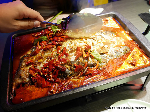 水貨：【食記】台中夜店風-水貨-真的炭火烤魚-台灣一號店-Seahood charcal grilled fish@南屯公益公園 : 傳說中的諸葛烤魚？ 類似壽喜燒作法的川味料理!