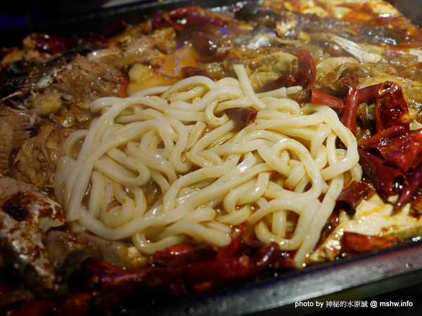 水貨：【食記】台中夜店風-水貨-真的炭火烤魚-台灣一號店-Seahood charcal grilled fish@南屯公益公園 : 傳說中的諸葛烤魚？ 類似壽喜燒作法的川味料理!