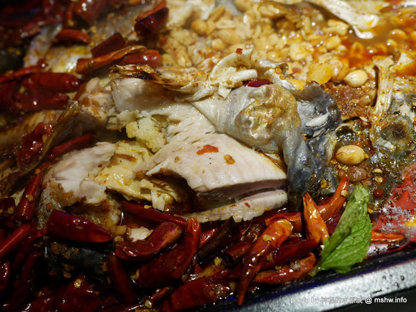 水貨：【食記】台中夜店風-水貨-真的炭火烤魚-台灣一號店-Seahood charcal grilled fish@南屯公益公園 : 傳說中的諸葛烤魚？ 類似壽喜燒作法的川味料理!