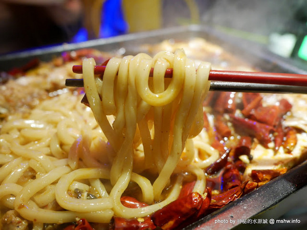 水貨：【食記】台中夜店風-水貨-真的炭火烤魚-台灣一號店-Seahood charcal grilled fish@南屯公益公園 : 傳說中的諸葛烤魚？ 類似壽喜燒作法的川味料理!