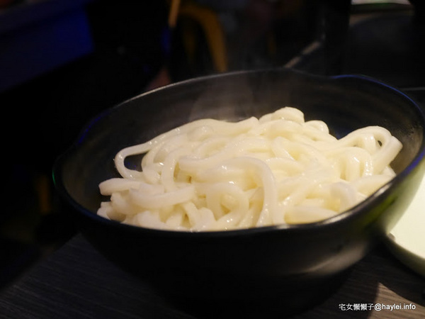 水貨：台中勤美美食-水貨-炭火烤魚/諸葛烤魚-適合第一次接觸川菜的朋友嚐試的超輕度川味/微麻不辣的烤魚料理-重慶豆花烤魚、川味麻辣燙